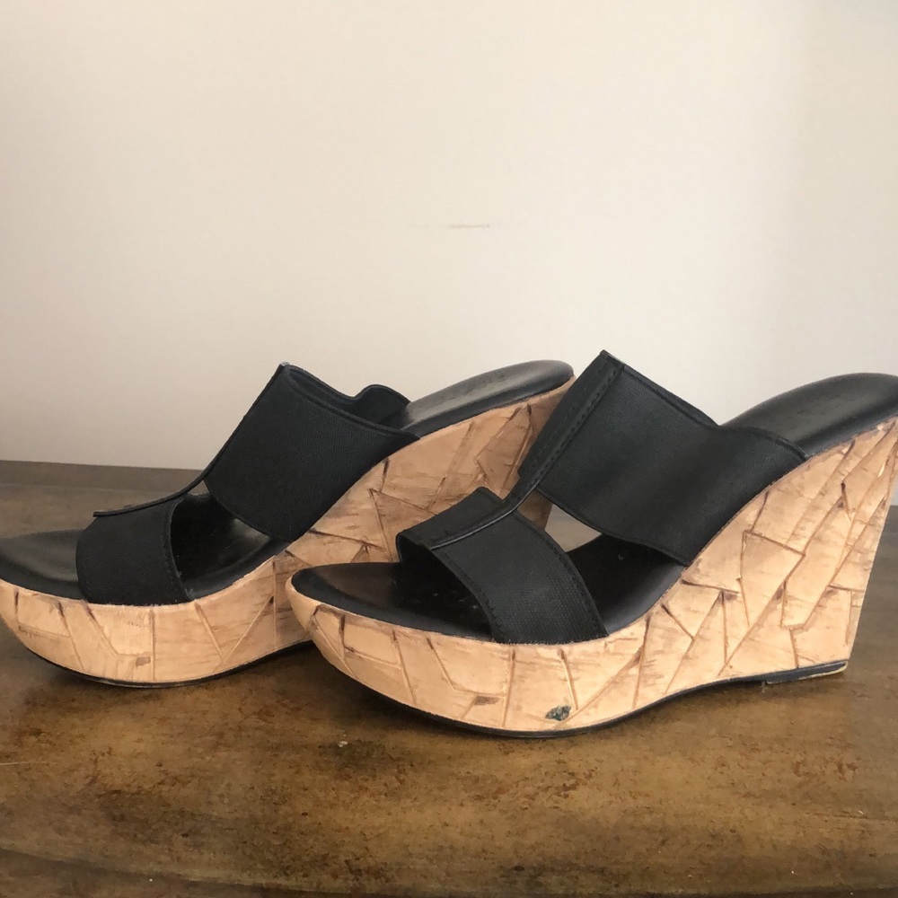 Black wedges